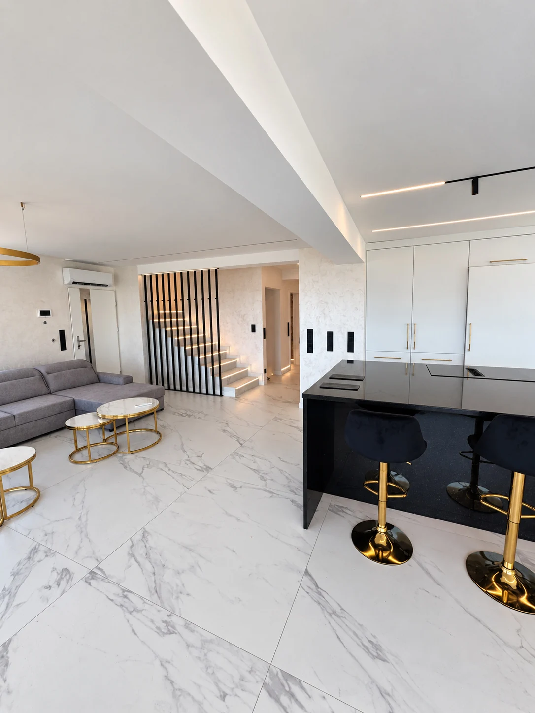 Salon · otwarty plan i światło podkreślające architekturę