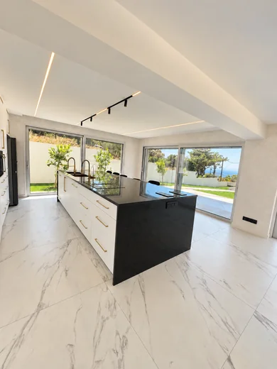 Kuchnia otwarta na ogród i morze